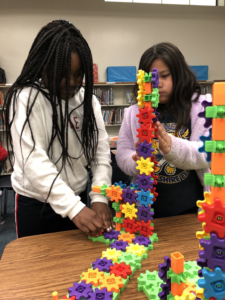 KieraE_TX's tweet photo. The #HEBThinkTank spent the morning with some AWESOME @hebisd kids at Wilshire Elementary!!! #WLEMakerMania #MakerMania https://t.co/rpJyxmP3eo