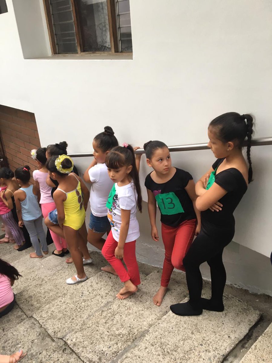 fundangelito's tweet photo. Elizabeth participando, el pasado sábado 23 de febrero, en las audiciones de ballet para ganarse una de las becas de #BalletMetropolitano. #UnSueñoDeTodos https://t.co/Ea45tI435F https://t.co/ZDB9avmJ9G