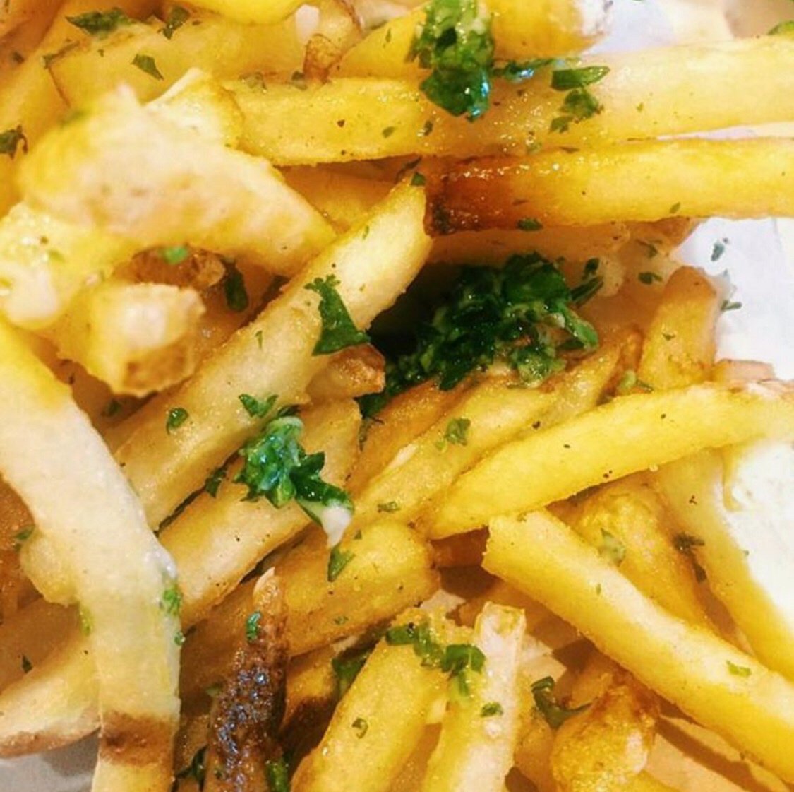crews_1972's tweet photo. No plain potatoes!! Garlic fries at @BuiltBurgers are the way to go 💪🏼
.
Visit us in Terminal 3 at @flyLAXairport #Crews1972 #BurgerLover #Layover #LunchNom #LayoverLife #Layovers #TravelLife https://t.co/bBkq25yr0A