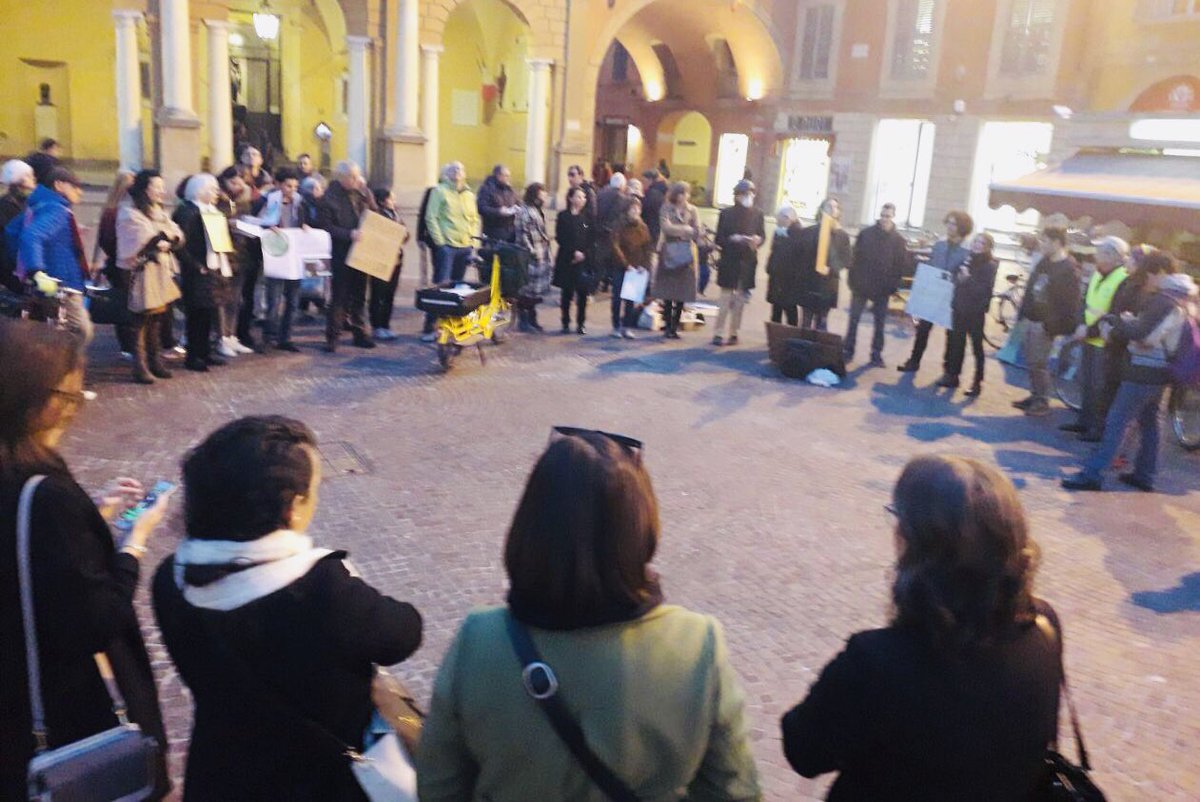 Manifestazione #FridaysForFuture davanti al comune. Lotta al cambiamento climatico, rispetto accordo di Parigi, #ambiente al primo posto agenda della nuova giunta comunale. Senza bandiere politiche. Importante esserci, #reggioemilia maglia nera per l’inquinamento atmosferico