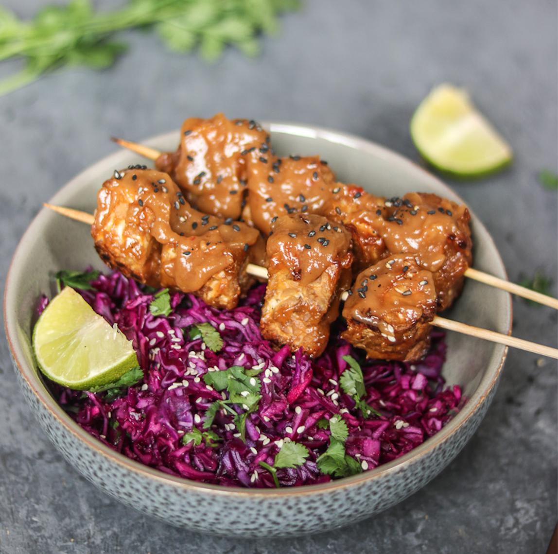 KateCampbellFit's tweet photo. Happy #peanutbutterloversday If you ❤️ #peanutbutter then try this recipe for Satay Tempeh Skewers with Asian Slaw, its delicious! Find lots more #recipes like this here 👉🏼 https://t.co/yUMTXCW4Sc https://t.co/C00iU2SocE