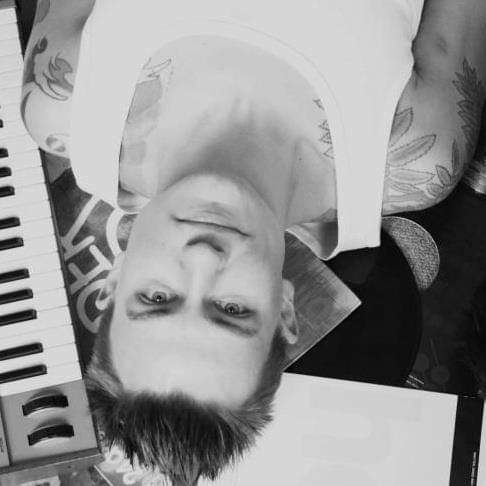Tonight we do have DJ Aarmstrong behind the decks! Starts at 10pm 😎 
And it's free!
#friday #bristol #socialbar