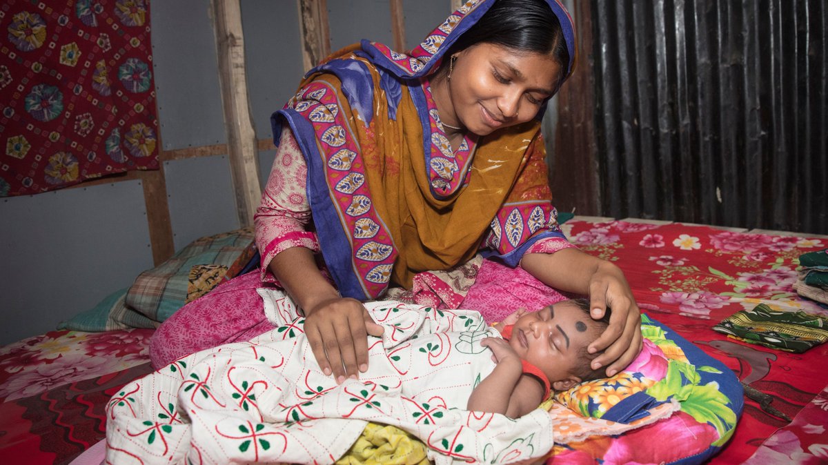 UNICEFCanada's tweet photo. In need of a feel-good #FridayFeeling? How about helping change the world from your desk (or couch or bed or wherever you may be)? Click the link to help end preventable newborn deaths now --> https://t.co/kuIa68vZdF #EveryChildALIVE https://t.co/aByNDGhOXs