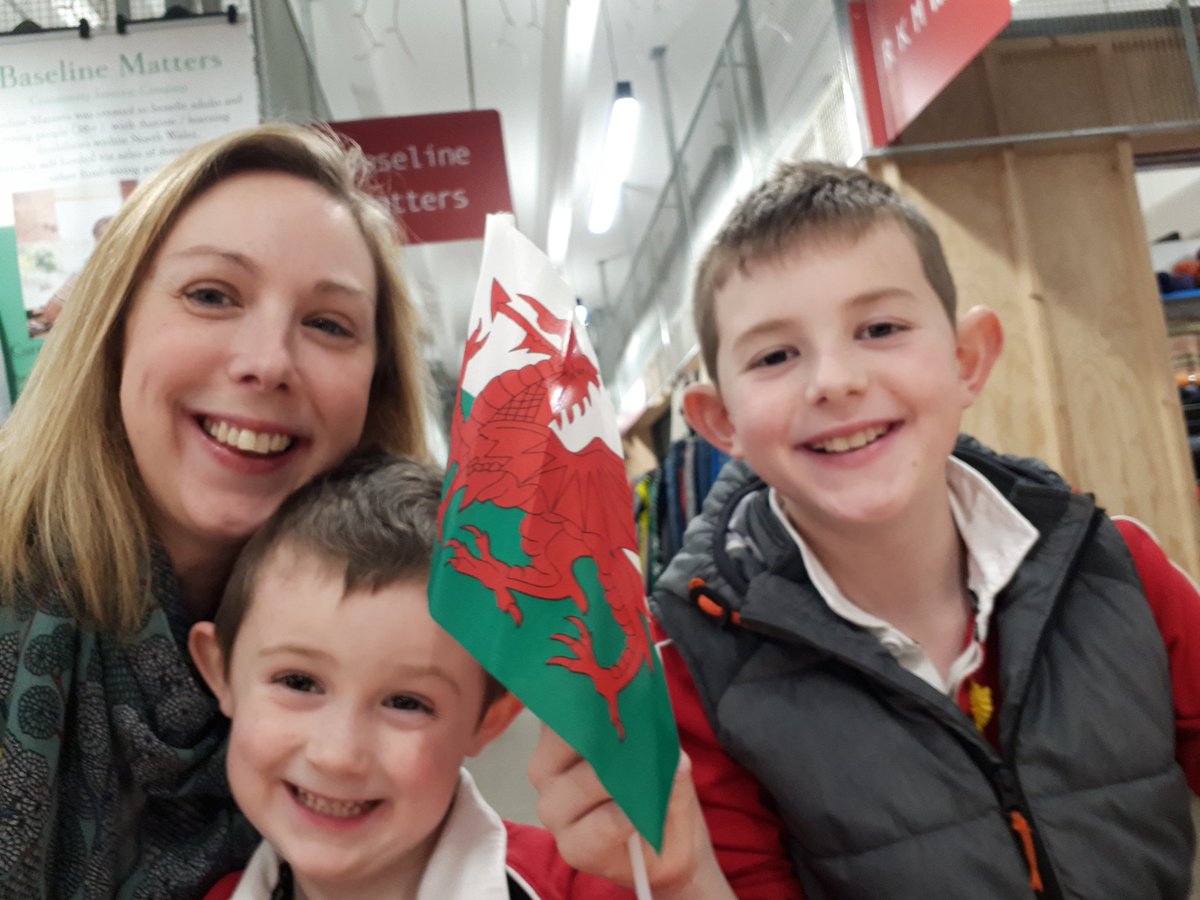 Dydd Gŵyl Dewi Hapus o Wrecsam gyda theulu Todd #DewiWrecsam #gwyliauysgol <a href="/Pencae2/">Ysgol Pencae</a>