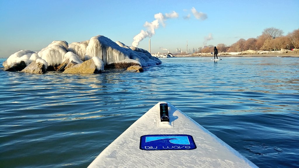 What's #SUP #winter? 😄❄ The paddle this morning was too perfect 😍💙 #Toronto #LakeOntario #standuppaddleboarding #swimdrinkfish #paddleforever
