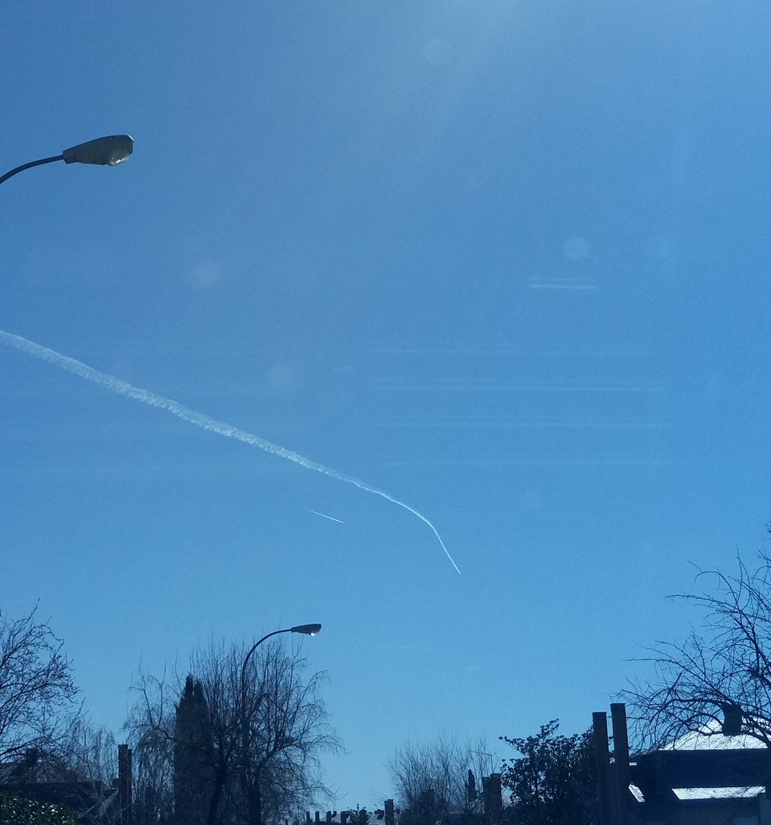 Hoy dsd mi coche he visto esto: dos estelas juntas, la de un avión y la de un #chemtrail La primera es inocua, corta y desaparece. La segunda tarda+, es larga y afecta a tu salud. A mí me llamarán #conspiracionista, pero a ti te dirán que son "nubes de condensación" #geopolítica
