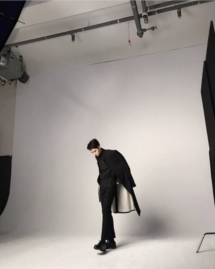 0506_am's tweet photo. 인터뷰 도중 누가 디자이너 도한테 추근대는거 발견한 모델 백. 기자 질문엔 답 안하고 낯선 이를 턱짓하며 "저게 누구시더라. 알아요?" 묻는. 모 패션 브랜드 사장이란 대답 듣곤 "아아." 끄덕이더니 며칠뒤 올라온 잡지사 인터뷰.

Q. 모 브랜드에 대해 어떻게 생각하나? 
A. 구닥다리. 형편없다. https://t.co/zxIS6ikAro