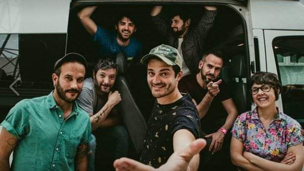 NulesSona's tweet photo. 🎶 Grups #NULESSONA2019 🎶
6 d'abril de 2019 - Plaça Major de Nules

👉 @elscatarres són un grup d'estil pop-folk. Des del seu èxit tan sonat de “Jennifer” fins ara, el grup ha crescut, ha evolucionat i ha aconseguit ser un dels més reconeguts de l’escena musical. https://t.co/nV8hCKLM7X