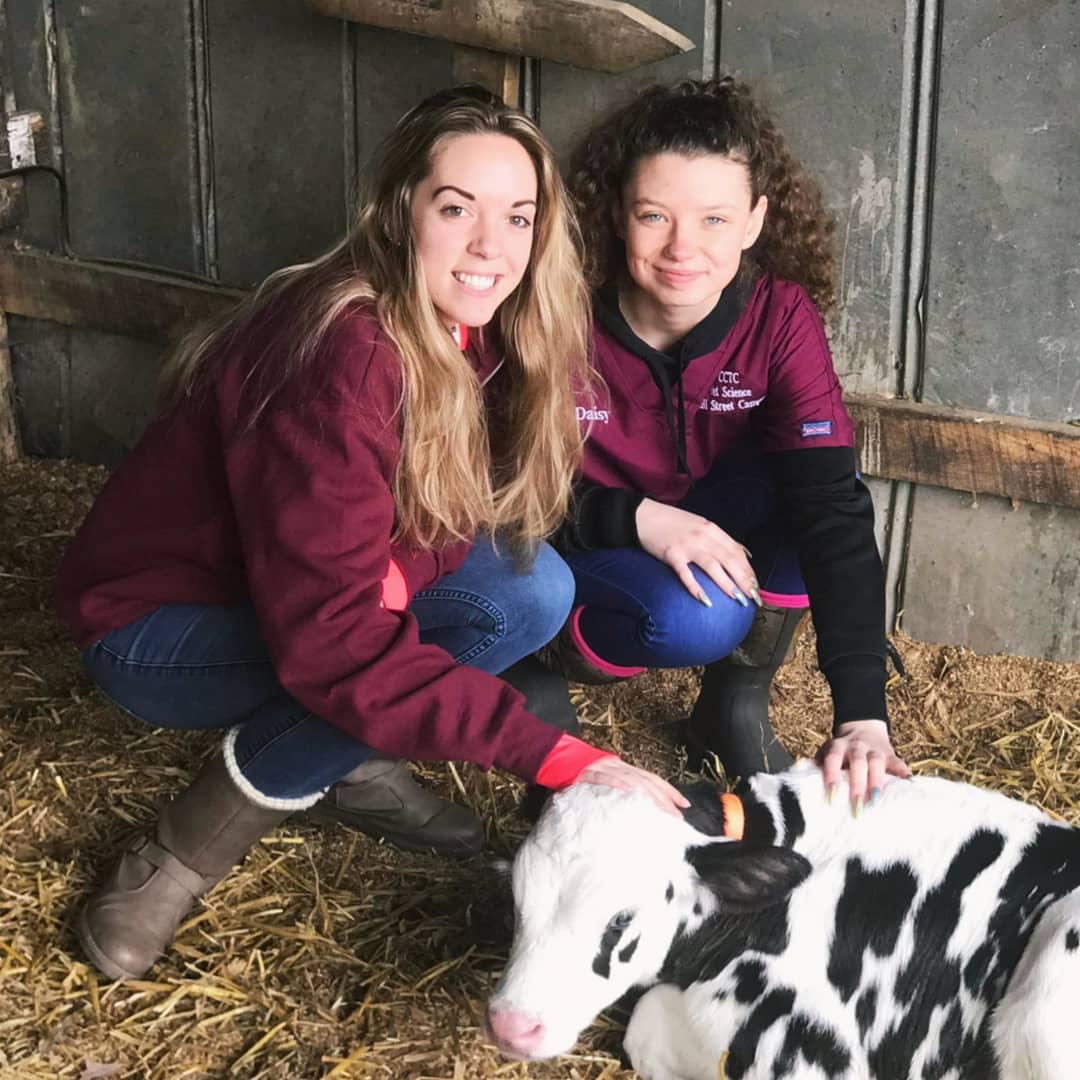 ccpstechcenter's tweet photo. #VeterinaryScience #fieldtrip to @RIchlandsDairy Farm! Our young #animal experts learned about the #dairy industry and made a few #fourleggedfriends along the way ❤️🐄 #oneccps #techcentermagic https://t.co/Xb2ms95Tqr
