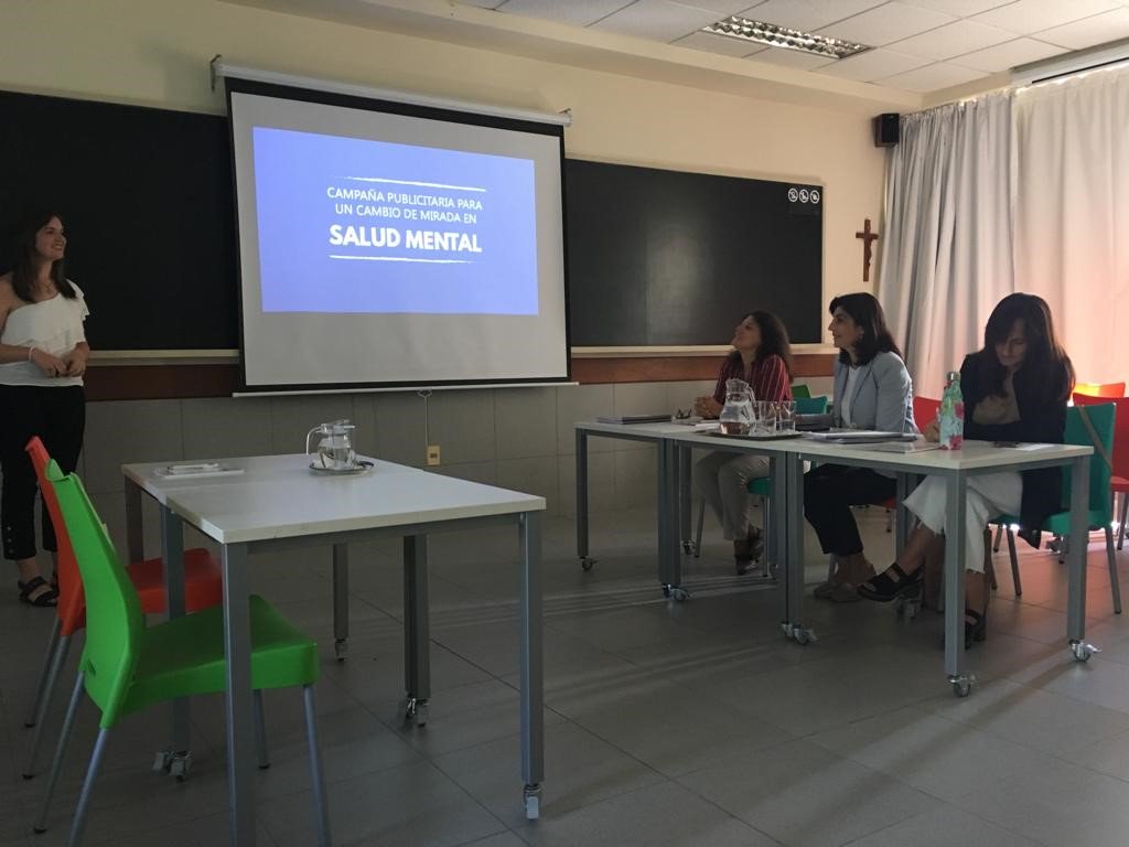 ComunicacionUM's tweet photo. Maite Martínez defendió su proyecto de fin de carrera. ¡Felicitaciones licenciada! 👏🏼🎓👏🏼 #AlumniFCOM #AlumniUM https://t.co/7UZYuIGqGM