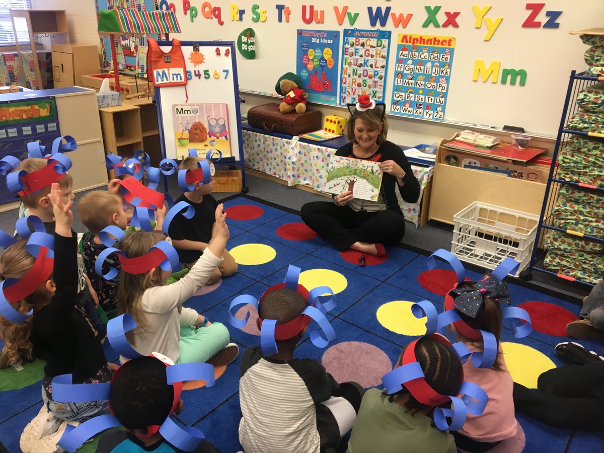 LlewellynCandy's tweet photo. Feeling the PreK love this morning at Lakeview! ⁦@CHPSK12⁩ #readacrossamerica #chpsreading https://t.co/tB32nFtUH3