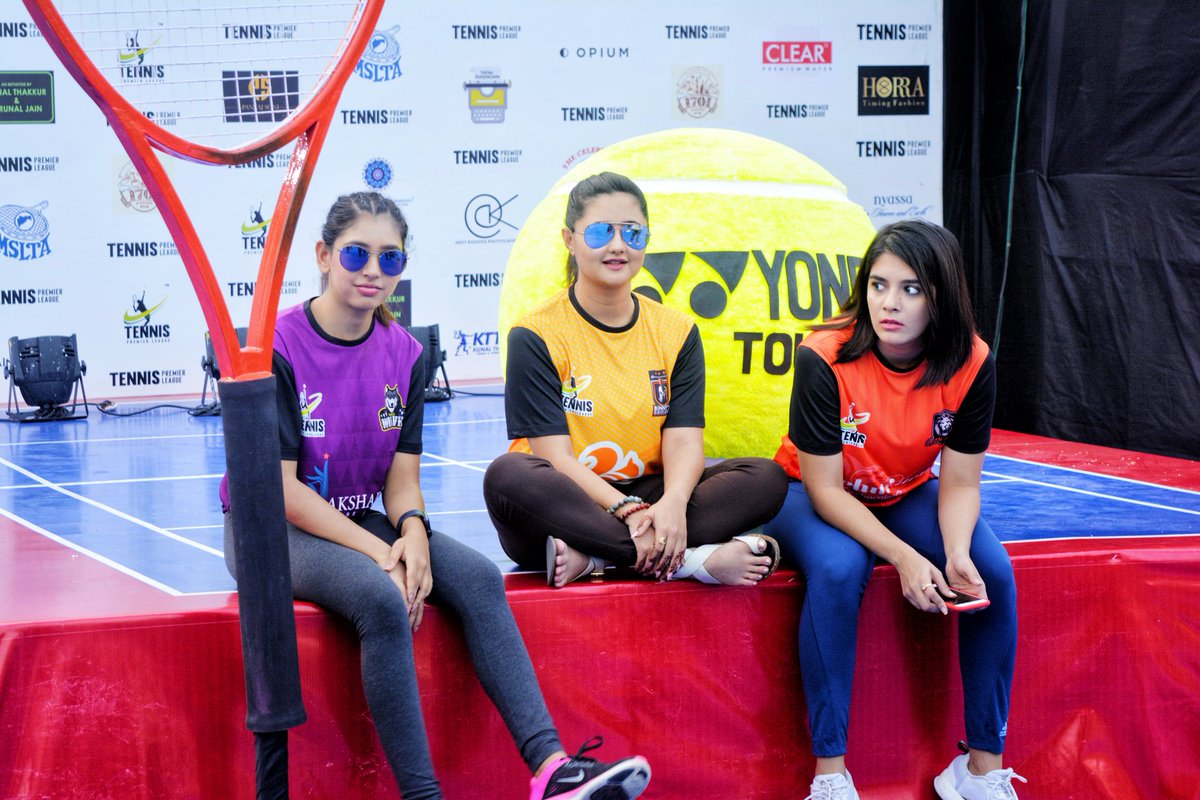 NitiTaylorBlog's tweet photo. #Throwback
@niti_taylor at the #TennisPremierLeague with the other team representatives and host๐๐บ
#NitiTaylor #TplTimberWolves https://t.co/7eUtFJmg7Z