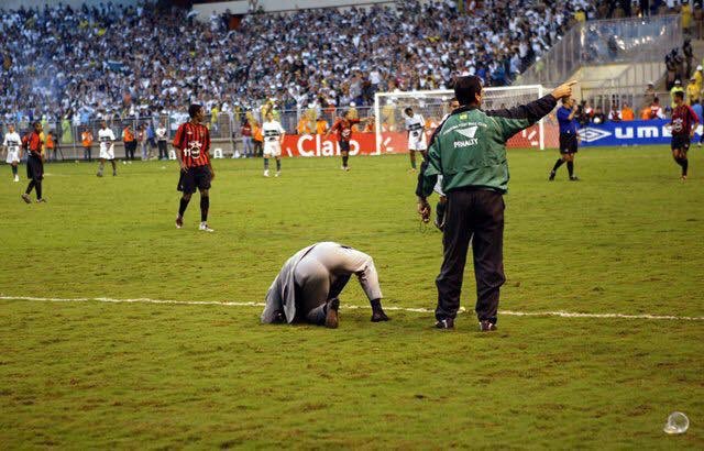 Museudocoxa's tweet photo. Antônio Lopes entra no campo e simula uma contusão na cabeça após ser atingido por uma bolinha de papel atirada pela torcida rival, logo depois do gol de Tuta, no atleTiba da final do Campeonato Paranaense 2004. Coxa saiu campeão. https://t.co/RubPx0Mc7X