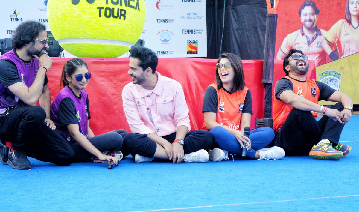 NitiTaylorBlog's tweet photo. #Throwback
@niti_taylor at the #TennisPremierLeague with the other team representatives and host๐๐บ
#NitiTaylor #TplTimberWolves https://t.co/7eUtFJmg7Z
