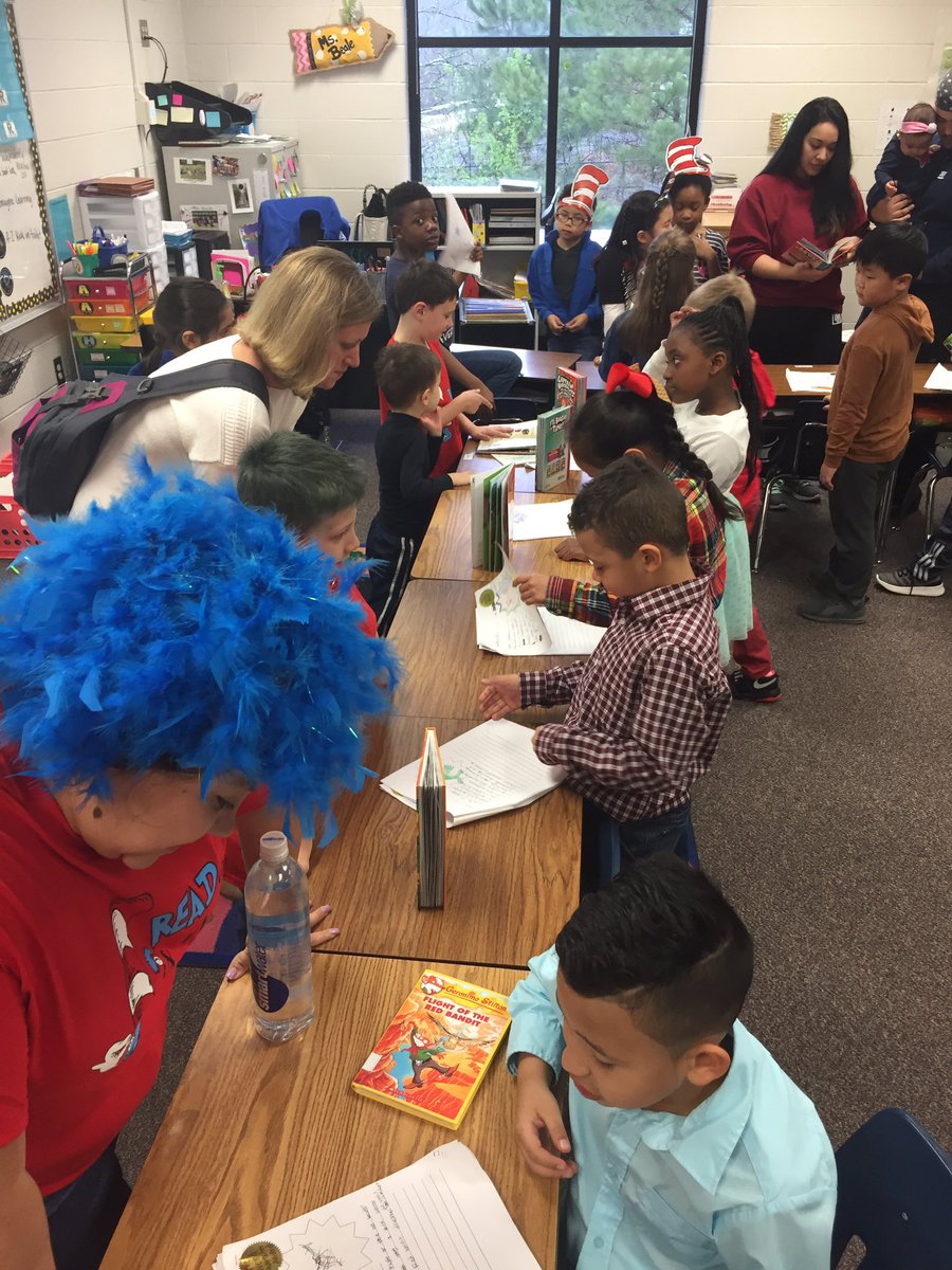 JacksonES_Lions's tweet photo. Ms Beale’s class is celebrating  with book reviews! Parents and Ms Hollum’s class are listening to their writings about books! 🦁💙📚 #teamjackson https://t.co/cYOTeQfRhc