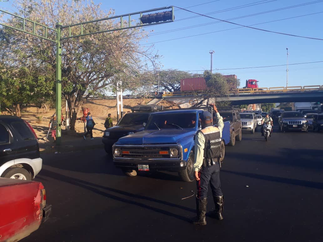 polidevalencia's tweet image. Desde muy tempranas horas de la mañana funcionarios de la Policía Municipal se mantienen desplegados en las principales paradas y avenidas a fin de garantizar la seguridad de los valencianos cumpliendo los lineamientos de nuestro gobernador @rafaellacava10 y alcalde  @alemarvez10