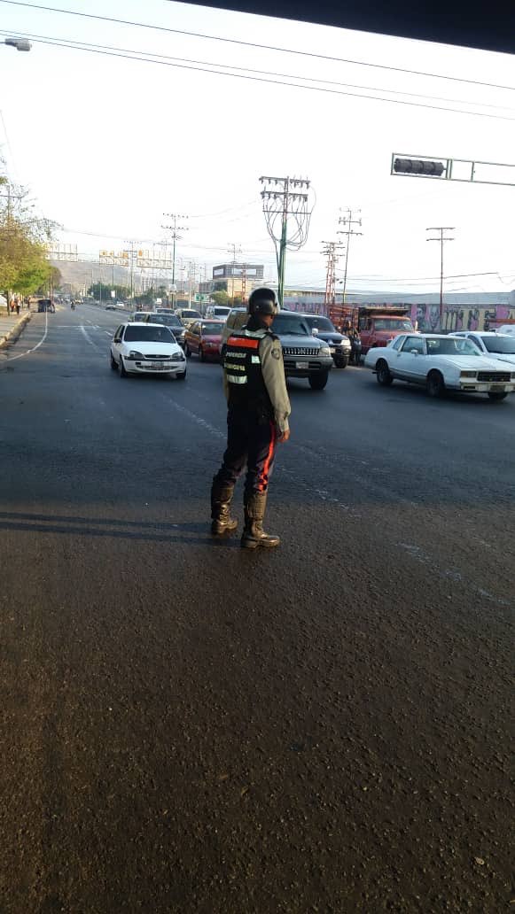 polidevalencia's tweet image. Desde muy tempranas horas de la mañana funcionarios de la Policía Municipal se mantienen desplegados en las principales paradas y avenidas a fin de garantizar la seguridad de los valencianos cumpliendo los lineamientos de nuestro gobernador @rafaellacava10 y alcalde  @alemarvez10
