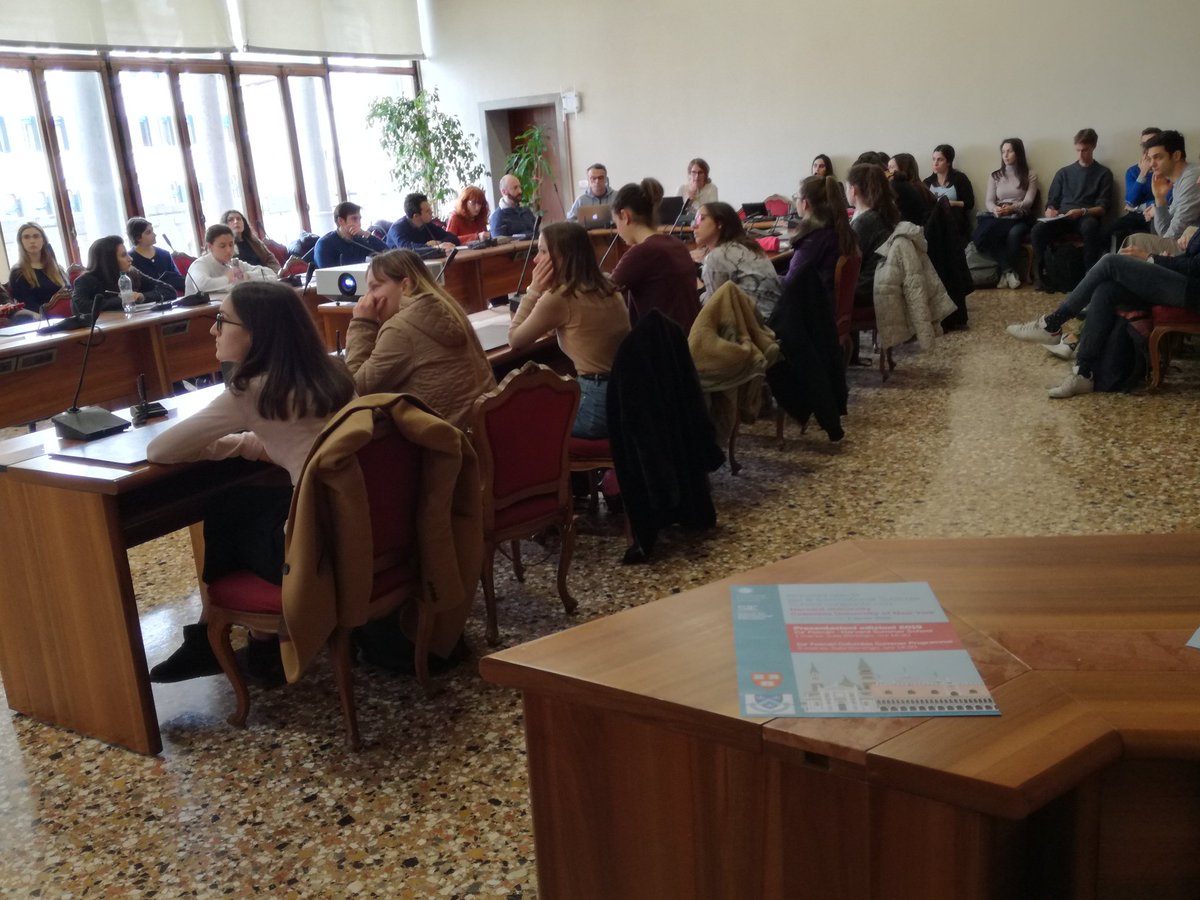 AC_321_'s tweet photo. Presentazione della Summer School congiunta Ca' Foscari -Harvard. Aula piena nonostante sia venerdi pomeriggio! https://t.co/klzNQHnBBy