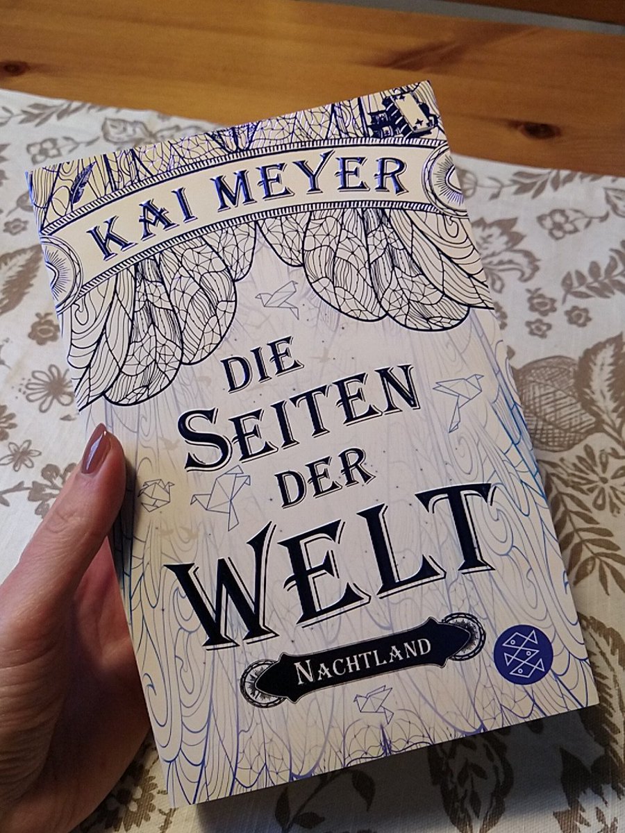 Berg_Freundin's tweet photo. Während die anderen mit @KaiMeyer längst im Weltraum unterwegs sind, hänge ich hinterher. Keine Eile: Bei diesem Neuerwerb nehm ich mir die Zeit zum Genießen 😊 Schon beim Vorgänger springt dir der Einfallsreichtum aus jeder Zeile entgegen. Schätze, das war nur das Aufwärmen 😏 https://t.co/CWO3etv47b