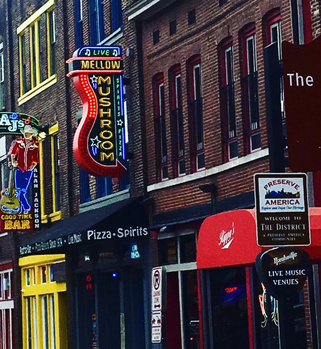Mellow_Broadway's tweet photo. Goodmorning Nashville! Friday is finally here. Follow the arrow. #nashville #weekendescape https://t.co/BuzhfKJ8gR