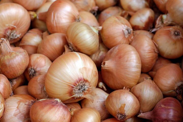 CelestinMonga's tweet photo. #SierraLeone ($ 500 income per capita) imports onions from the Netherlands, 7,000 kilometers away. Why? It takes more than 1 month to import fresh, organic onions from nearby Mali.
Regional integration is key: check out #2019AEO. Free download here https://t.co/mUB98ThctE https://t.co/4aBZz1tlog