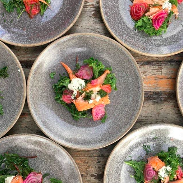 Wow! Amazed at what can be created in an outdoor kitchen! 🙌 Delicious oak planked salmon from @huntergathercook served on @DudsonGroup's Evo Granite plates. 
#TabletopMatters
#repost #madeinengland #fire #smoke #wildfood #foraging #huntergathercook #dudson #ukmanufacturing