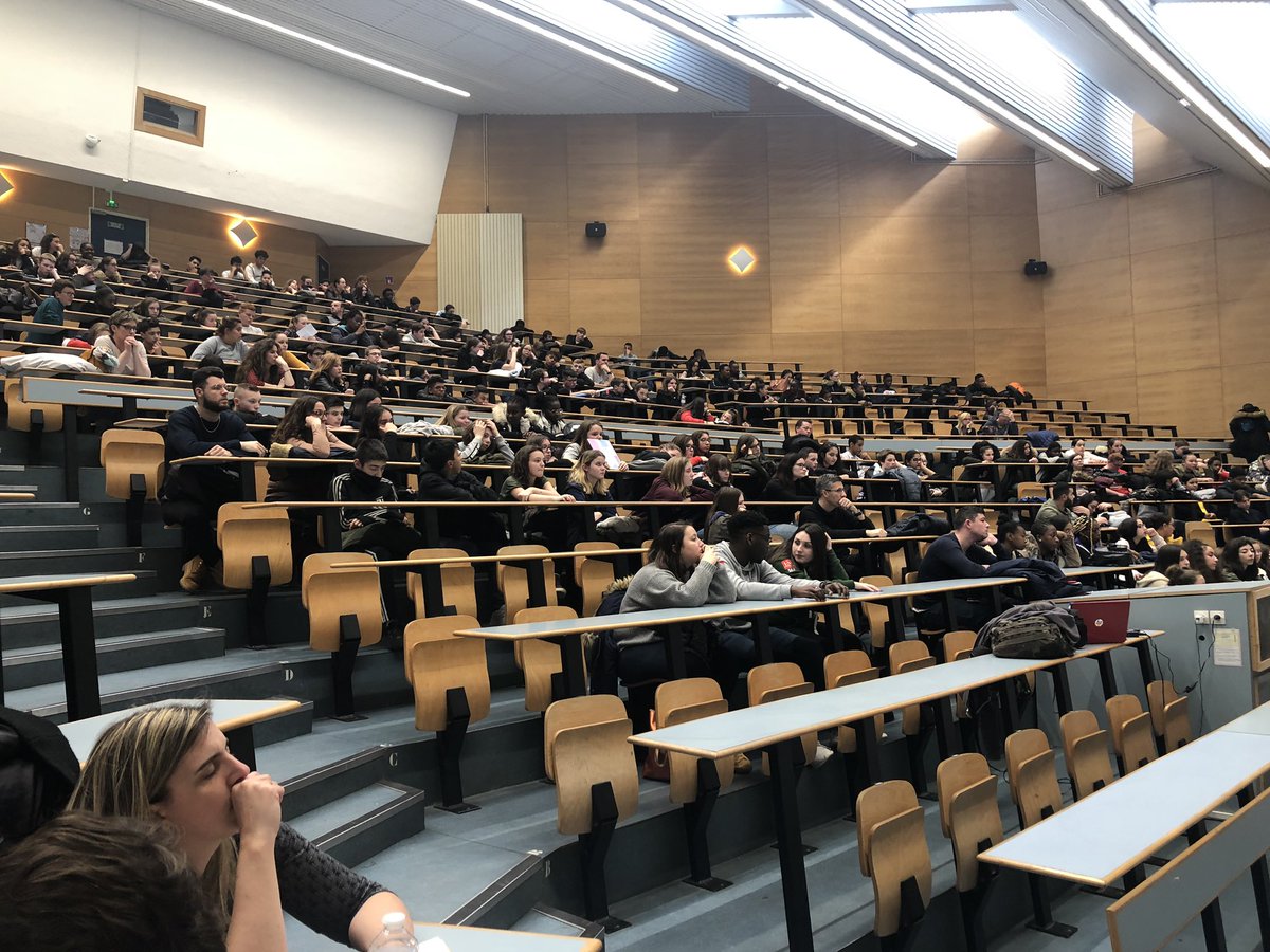 La journée #Immersion dans l’#EnseignementSup prend fin pour nos collégiens.
Le proviseur du lycée #Monet et la Proviseure adjointe du lycée #PorteOceane du #Havre présentent à une audience attentive la vie au lycée, et notamment la réforme des enseignements aux lycées.