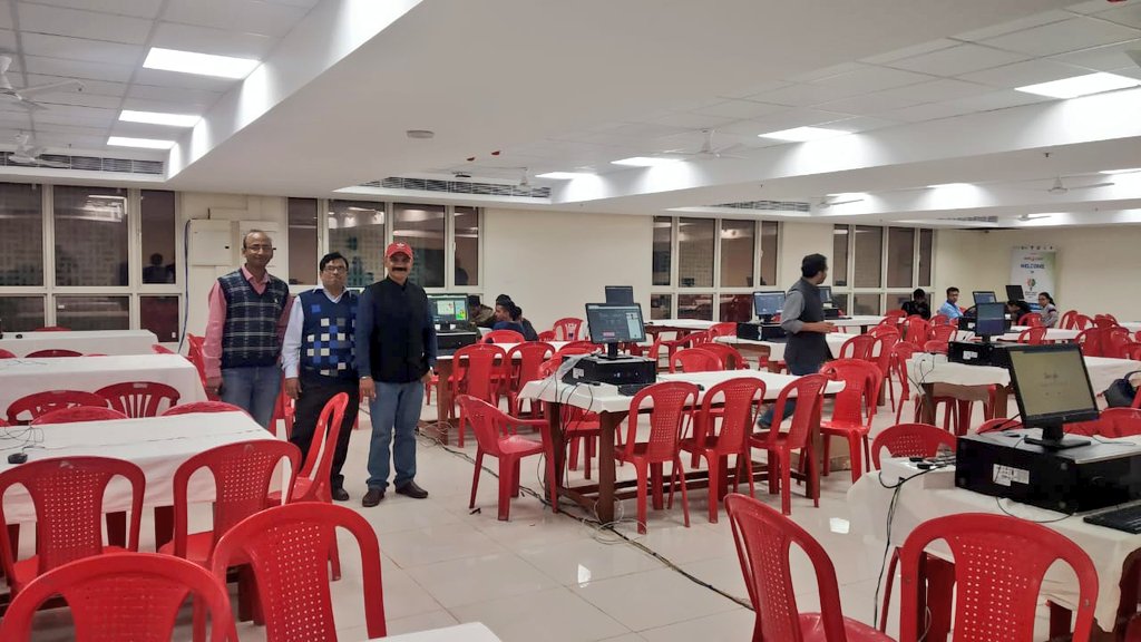 VCofficeBHU's tweet image. विश्व के सबसे बड़े हैकाथाॅन की शुरूआत।
पूरे देश में यह कार्यक्रम 42 शहरों, 48 नोडल सेन्टर, 1400 टीम, 11000 प्रतिभागी, 350 विभिन्न तरीके की समस्याओं पर आधारित 36 घण्टे लगातार आयोजन।
@miciicbhu19 @i4CIndia
#SIH2019 #SIH2019GrandFinale #SoftwareEdition #SIH2019NodalCenter