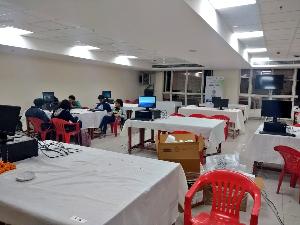 VCofficeBHU's tweet image. विश्व के सबसे बड़े हैकाथाॅन की शुरूआत।
पूरे देश में यह कार्यक्रम 42 शहरों, 48 नोडल सेन्टर, 1400 टीम, 11000 प्रतिभागी, 350 विभिन्न तरीके की समस्याओं पर आधारित 36 घण्टे लगातार आयोजन।
@miciicbhu19 @i4CIndia
#SIH2019 #SIH2019GrandFinale #SoftwareEdition #SIH2019NodalCenter