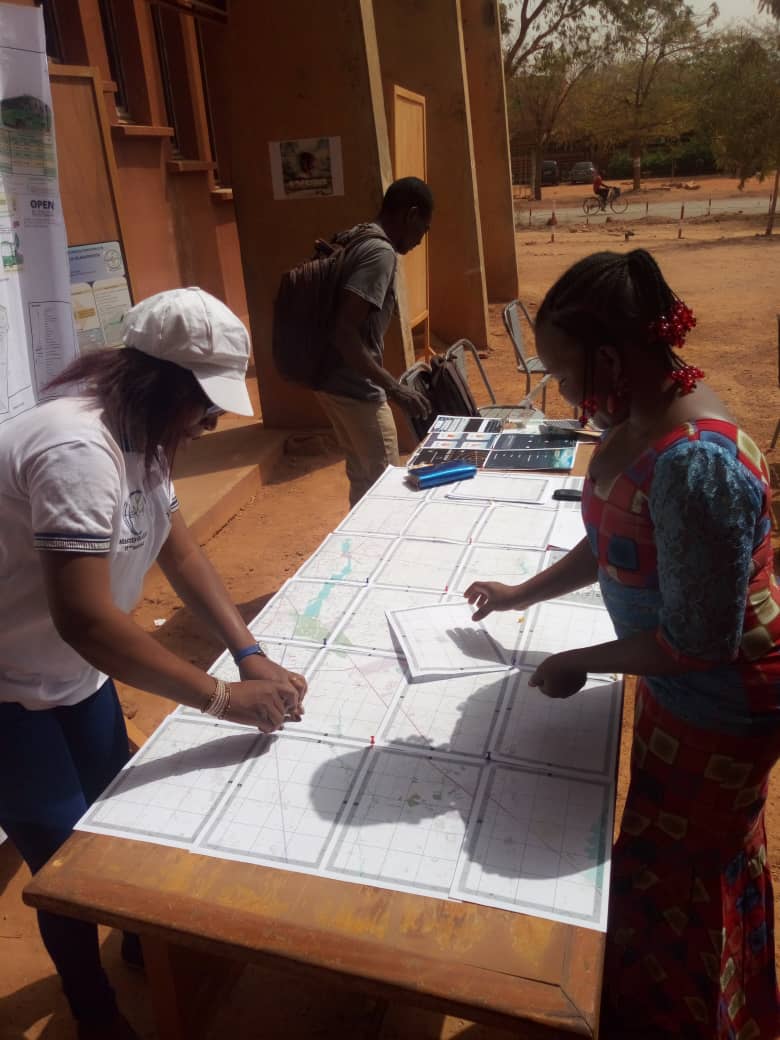 Aoua_k's tweet photo. Présentation de carte en cette deuxième journée porte ouverte du #master_SIG au département de #géographie avec la Team @OSM_BF @Aoua_k @ritasoma95 @Honorable_Nath @soma_lea @LyRacky @FoFB7 @bahinito @ouezenabo @AmedeDimban @innoce_diblo @PascalTap https://t.co/uCFZRmsG2m
