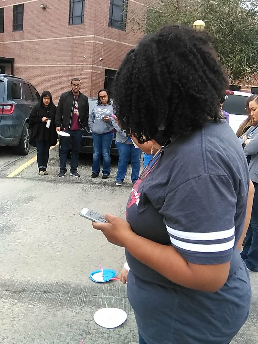 TraciSilvertho7's tweet photo. Sundial fun @SheldonISDPD @SLJackson15 #STEM https://t.co/qx1W0HnLAt
