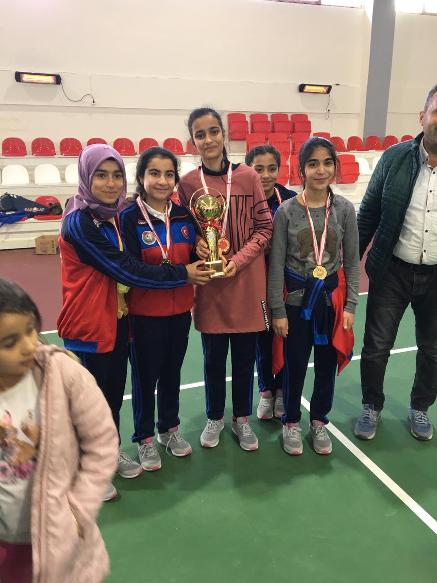 MustafaCDR1's tweet photo. #HilvanMustafaKemalOrtaokulu 
Yine ve yeniden Hilvan.. Geçen yıl şampiyon olan ekiplerimiz bu sene de Şanlıurfa İl genelinde Kızlar ve Erkekler Tenis Yıldızlar kategorisinde şampiyonluğu kimseye kaptırmadan iki kupayla Hilvan'a şeref ve mutluluk getirdiler
@fduman27 @TurgutMehdi https://t.co/iUecH2fD5l