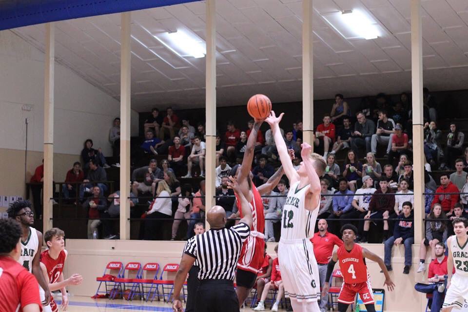 Jump ball over 6’10 😳🐰 <a href="/_AIDIB_/">javon Thompson</a>