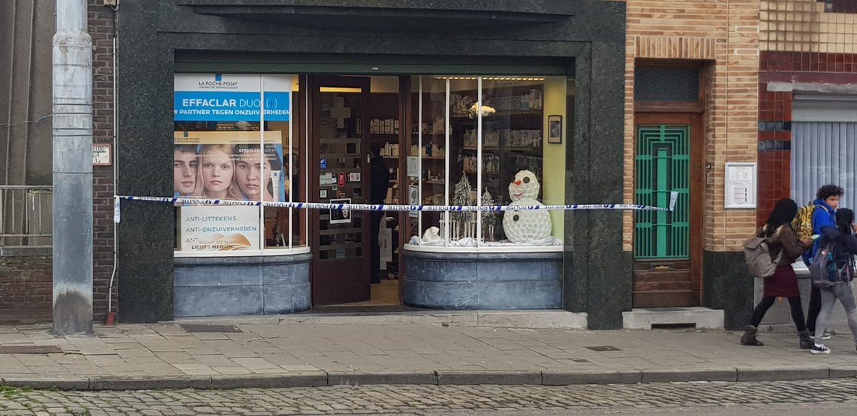 avstelevisie's tweet image. Apotheek en kledingzaak in Brugse Poort afgesloten met politielint. Naar verluidt zou het opnieuw om overvallen gaan.