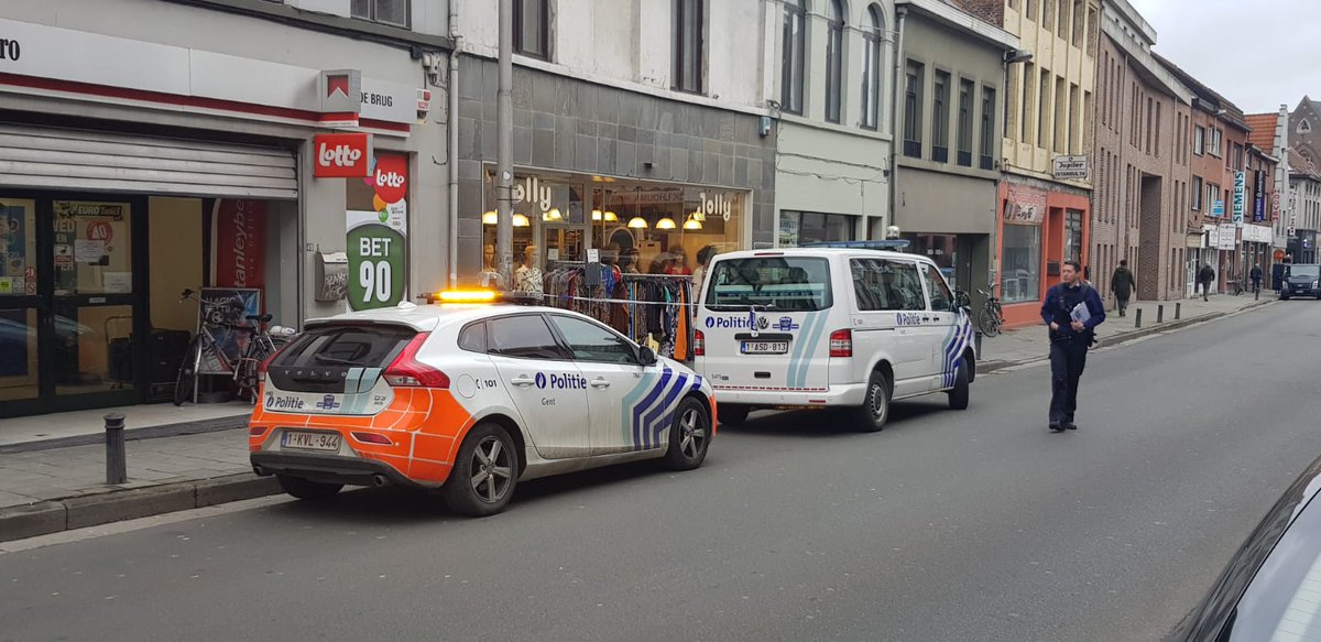 avstelevisie's tweet image. Apotheek en kledingzaak in Brugse Poort afgesloten met politielint. Naar verluidt zou het opnieuw om overvallen gaan.