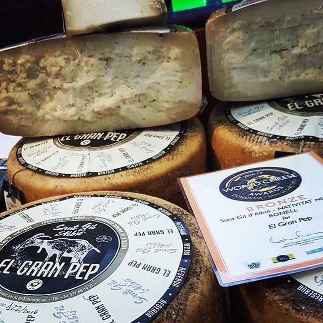 Woohoo its Friday 😎 and we just added in our selection of cheeses another one! The Gran Pep 🙌🧀🎉
Comes from Catalonia. It has been aged for a minimum 1 year and it has a semi-hard texture and a buttery flavour. A cheese for any occasion accompany by a… ift.tt/2BThbgz