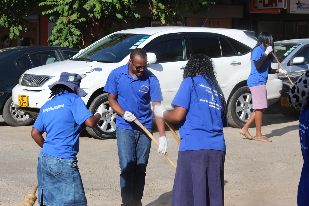 nango_eastern's tweet photo. Today we partnered @DStvZimbabwe @youthdiazim @ZinaraNCIC @TelOneZW @WCOZIMBABWE,public service commission, @PrintflowZ provincial gvt office &magistrates court staff as well as vendors in the #CleanUpFridays #cleanup#NationalCleanUpDay #Cleanup https://t.co/sQFseTipb0