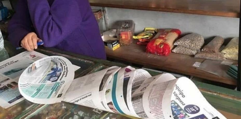 PublimetroChile's tweet photo. Desde el pasado para reemplazar a las bolsas plásticas: redes sociales apuestan por revivir el tradicional "cambucho" de papel de diario https://t.co/KwwkxZ8I8H https://t.co/cGHtDdPfQy