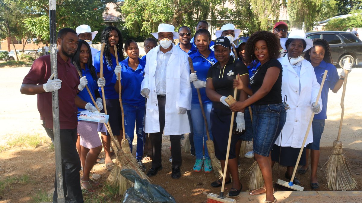 nango_eastern's tweet photo. Today we partnered @DStvZimbabwe @youthdiazim @ZinaraNCIC @TelOneZW @WCOZIMBABWE,public service commission, @PrintflowZ provincial gvt office &magistrates court staff as well as vendors in the #CleanUpFridays #cleanup#NationalCleanUpDay #Cleanup https://t.co/sQFseTipb0