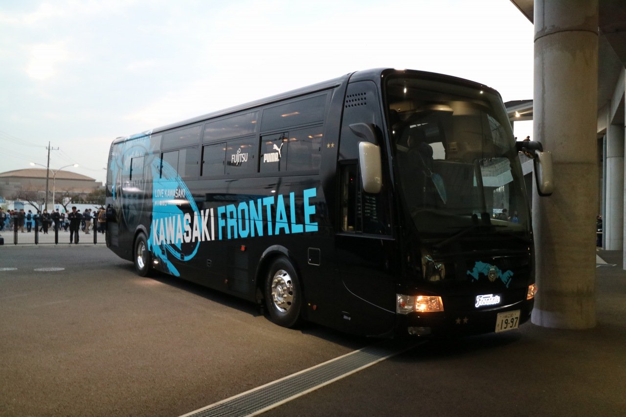 Twitter 上的 武蔵小杉ライフ公式 J1リーグ第2節 川崎フロンターレvs鹿島アントラーズは1 1ドロー 等々力陸上競技場 には新調された選手送迎バスが登場 Frontale 川崎フロンターレ T Co Glpwnz7dm1 屋根の上にはふろん太とカブレラもいます T