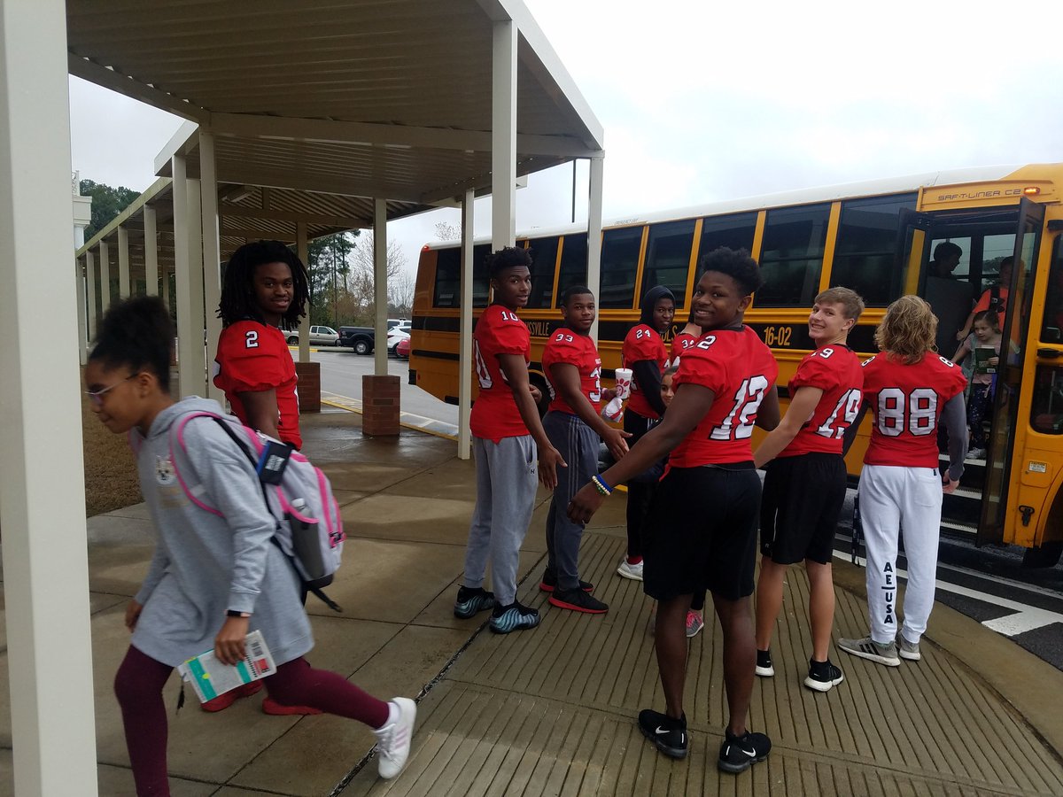 ramerchecksout's tweet photo. A big shout out and thank you to the Hewitt Trussville High School football team for coming to greet our students, sign autographs and serve our green eggs and ham breakfast this morning... Go HUSKIES!!! #trussvillelearns #painelearns https://t.co/6vhY4e36ak