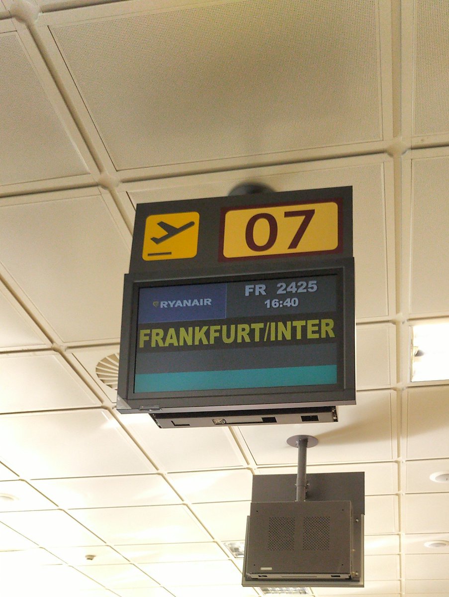 next stop #europaleague #eintracht #nurdiesge #inter (@ Puerta / Gate B7 in Manises, Valencia) swarmapp.com/c/2jadwuZqZAy