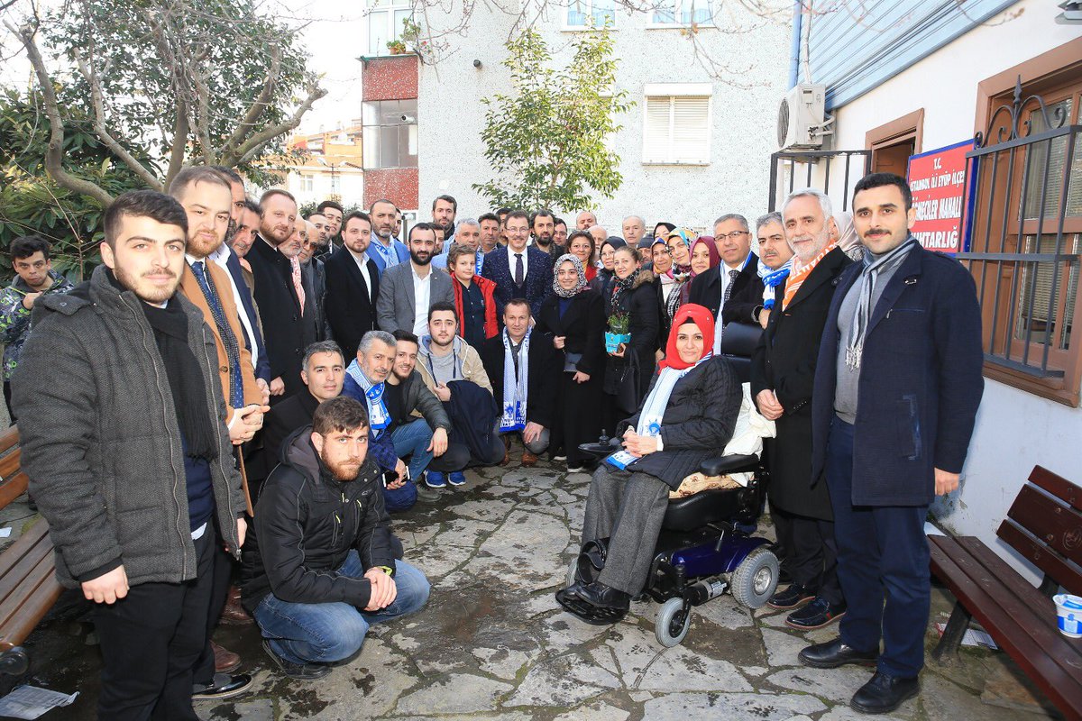 cihatbiradli's tweet photo. Eyüpsultan Belediye Başkan Adayımız @DenizKoken ve Teşkilatımız ile Düğmeciler Mahallemizde sevgi yürüyüşümüzü gerçekleştirdik. Vatandaşlarımıza çiçeklerimizden takdim ettik. https://t.co/IwbsPXCK4I