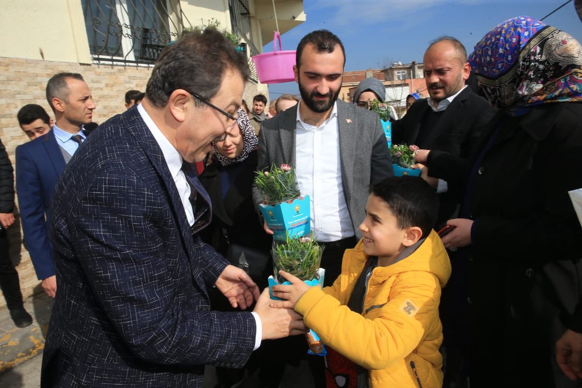 cihatbiradli's tweet photo. Eyüpsultan Belediye Başkan Adayımız @DenizKoken ve Teşkilatımız ile Düğmeciler Mahallemizde sevgi yürüyüşümüzü gerçekleştirdik. Vatandaşlarımıza çiçeklerimizden takdim ettik. https://t.co/IwbsPXCK4I