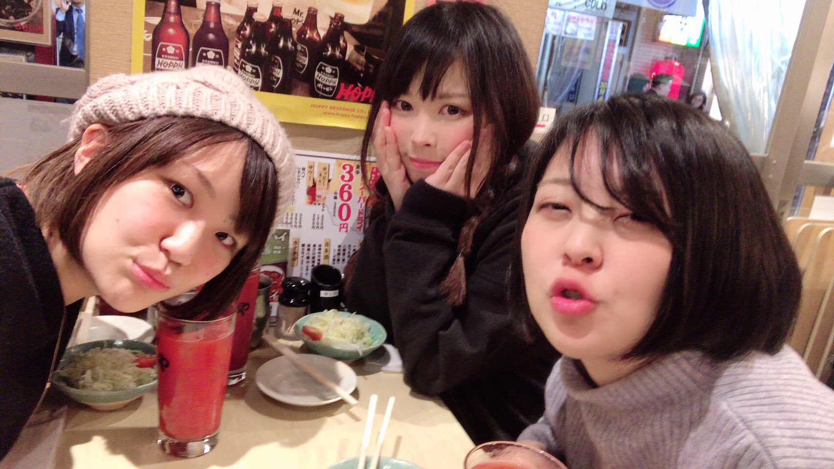 日野まり みさきちも上げてくれてたけど 通称小人の国の3人でのせんべろ会の様子です 一枚目の写真 渾身のキス顔披露したつもりだったのにホラーでしかなかった 何故 みさきちの鉄壁の美少女顔と戸田さんのチャーミングな口角の上げ方を見習え