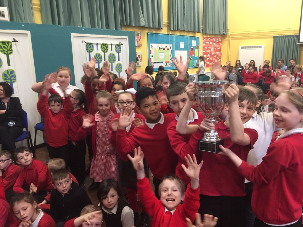 chrisdysonHT's tweet photo. Well it’s #FundayFriday here at the #FunPalace @ParklandsLeeds as we celebrate this weeks #Attendance Champions with a 2 way tie on 99% .... take a bow 2MS and 4BT ..... Emerald take the #HousePoints title #dabtastic https://t.co/uxO17eZpDK