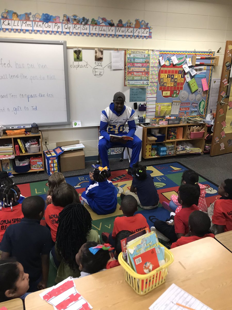 ASUGoldenRamsFB's tweet photo. Amazing day in the area elementary schools! So many smiles created today! #ReadAcrossAmericaDay #ALL4ASU https://t.co/Z0yxqRAQui