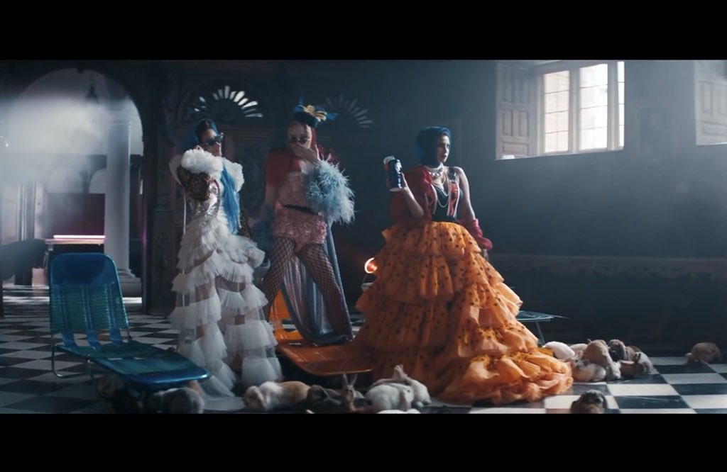 SensenLii's tweet photo. #suckervideo #jonasbrothers 
So happy princess @priyankachopra
wearing Windowsen SS19 #sensenlii in @jonasbrothers New Music Video -SUCKER , it’s amazing moment!!! https://t.co/ikTyH1Aq4b