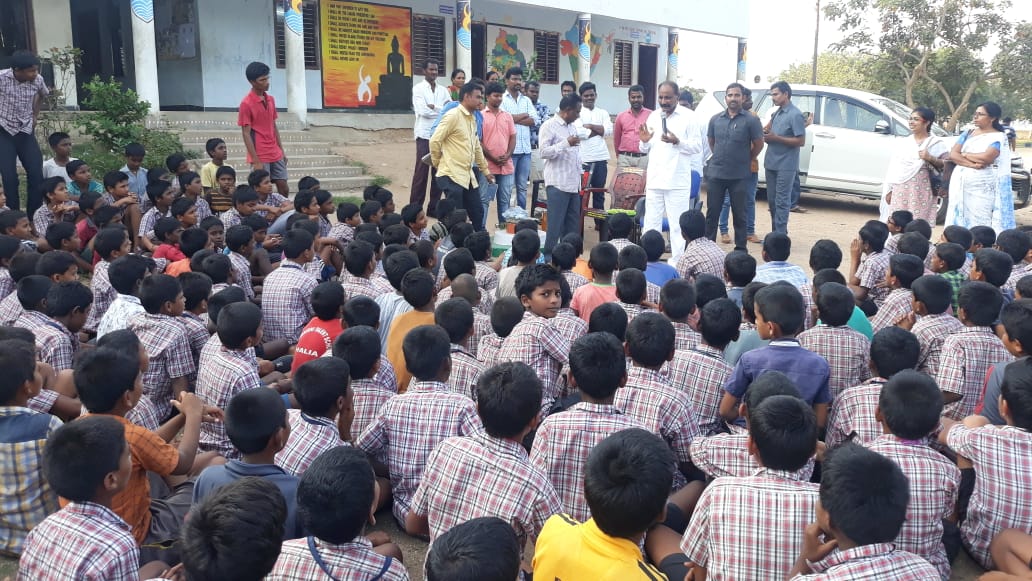MNagarjunasagar's tweet photo. నల్లగొండ జిల్లా హాలియాలో తెలంగాణ సాంఘిక సంక్షేమ బాలుర గురుకుల పాఠశాల ను ఆకస్మికంగా తనిఖీ చేసి విద్యార్థులకు షూస్ ను అందజేసిన నాగార్జునసాగర్ నియోజకవర్గ శాసనసభ్యులు నోముల నర్సింహయ్య గారు https://t.co/6wLeNlo3PO