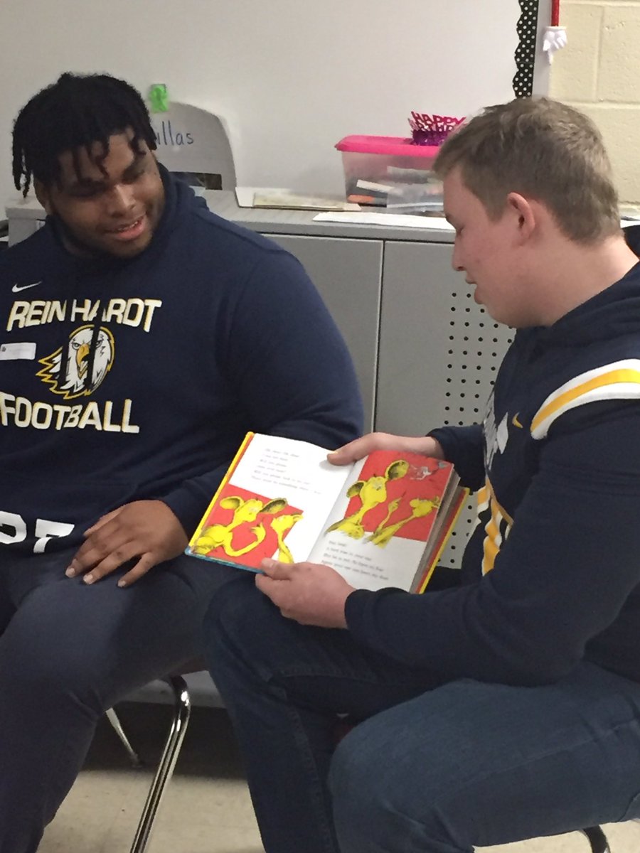 Students enjoyed our guest readers from @R_U_Football today. Thank you for reading to us!  <a href="/_DrAbbyMay/">Abby May</a> <a href="/R_M_Moore_Elem/">R M Moore</a> <a href="/CherokeeSchools/">Cherokee Co. Schools</a> #DrSeussDay #ReadAcrossAmericaDay